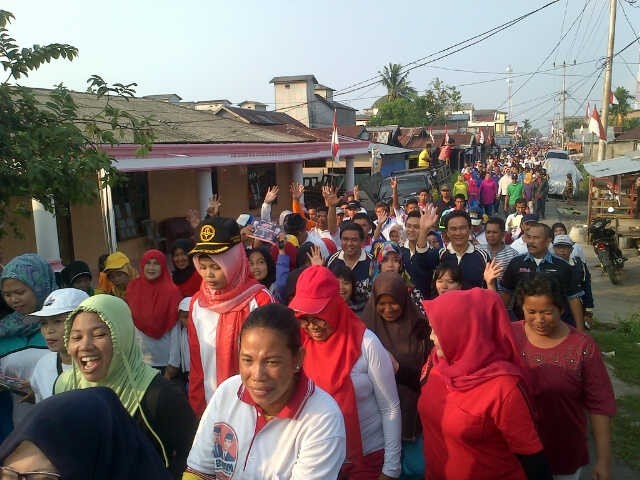 Jalan santai HBA dan Dillah Hich bersama ribuan warga di Tanjab Timur